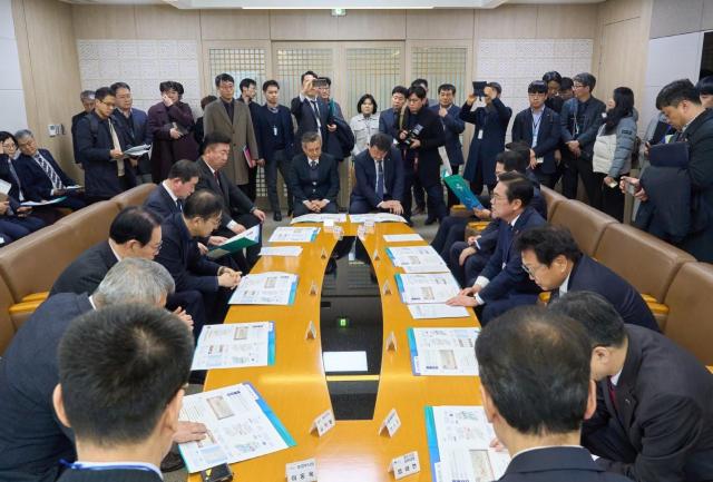 경북·충북·충남 등 3도 13개 시장·군수 협력체가 국토교통부 장관을 만나 ‘제5차 국가철도망 구축계획’ 신규 사업 반영을 촉구하는 공동건의문을 제출했다 사진봉화군