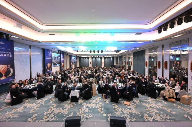 bhc 관계자와 가맹점주들이 ‘2025 bhc 프랜차이즈 어워드’에 참석해 기념 촬영을 진행하고 있다 사진bhc