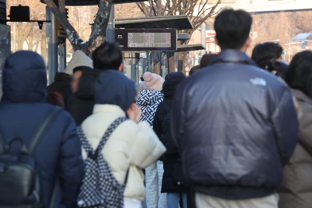 버스정류장에 시민들이 버스를 기다리고 있다 출처연합뉴스