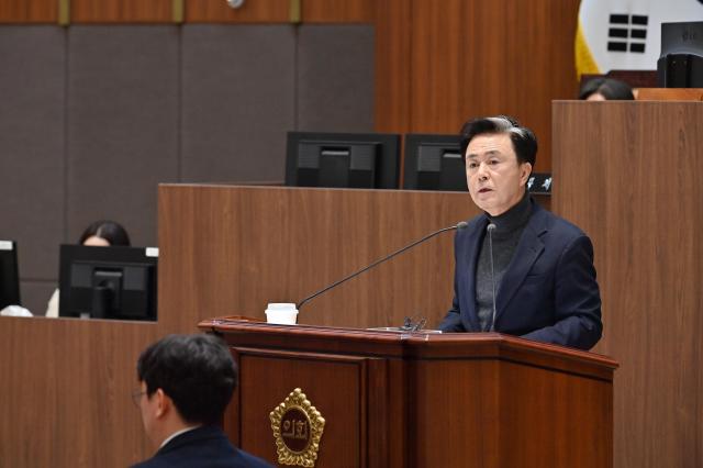 본회의 참석한 김태흠 충남도지사사진충남도