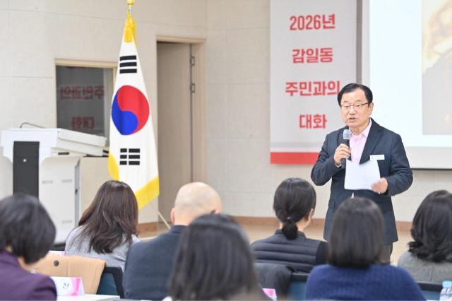 20일 오후 감일동 행정복지센터에서 열린 ‘2026년 감일동 주민과의 대화’에서  이현재 하남시장이 감일신도시 주민들의 정주 여건을 개선을 위해 노력하겠다고 말하고 있다 사진하남시