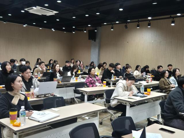 전라남도교육청교육감 김대중은 20일 나주에서 ‘2025 서·논술형 학생평가 연수심화편’를 열고 AI 시대에 요구되는 학생 사고력 중심 평가 역량 강화에 나섰다사진전남교육청