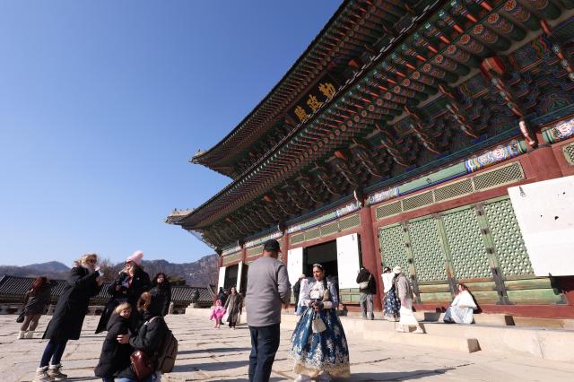 서울 종로구 경복궁을 방문한 외국인 관광객 및 시민들 모습 사진연합뉴스