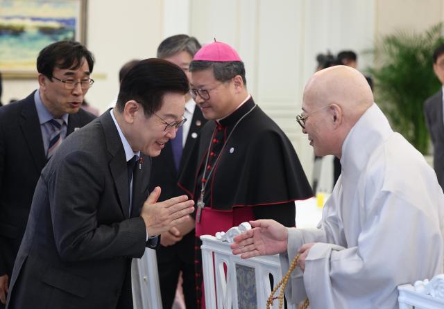 이재명 대통령이 12일 청와대에서 열린 종교지도자 초청 오찬간담회에서 한국종교지도자협의회 공동의장인 대한불교조계종 총무원장 진우스님과 인사하고 있다사진연합뉴스