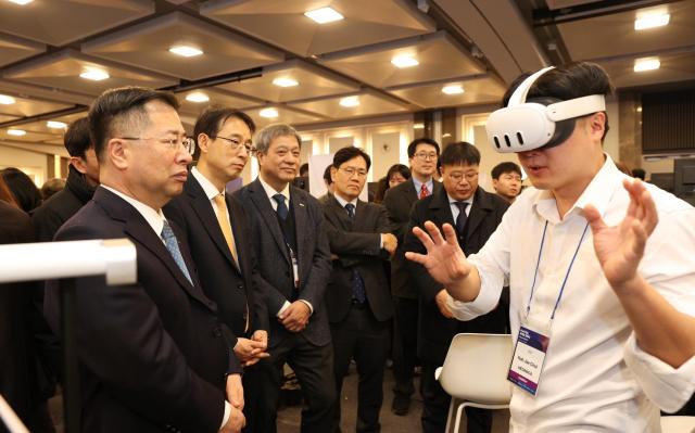 강경성 대한무역투자진흥공사코트라 사장왼쪽 첫번째 등 주요 인사들이 21일 서울 코엑스 아셈 볼룸에서 열린 CES AI 혁신 플라자 행사에 참가한 혁신기업 부스를 둘러보고 있다 사진대한무역투자진흥공사