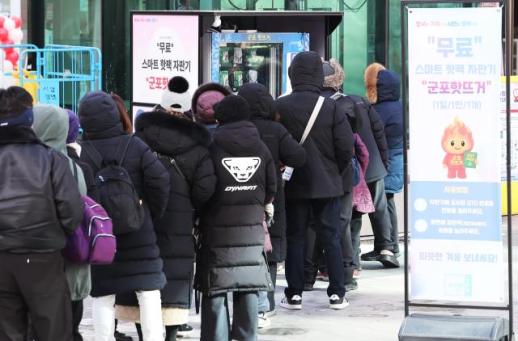 寒潮袭来  市民有序领温