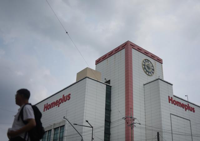 홈플러스 15개 점포 순차 폐점
    서울연합뉴스 신준희 기자  31일 서울시내 한 홈플러스 매장 앞
    지난 3월 회생 절차를 개시한 홈플러스는 임대 점포 68개의 임대주를 상대로 진행한 임대료 인하 협상에서 합의가 이뤄지지 않은 15개 점포를 폐점하기로 했다 2025831
    hamaynacokr2025-08-31 130306
저작권자 ⓒ ㈜연합뉴스 무단 전재 재배포 금지 AI 학습 및 활용 금지저작권자 ⓒ ㈜연합뉴스 무단 전재 재배포 금지 AI 학습 및 활용 금지