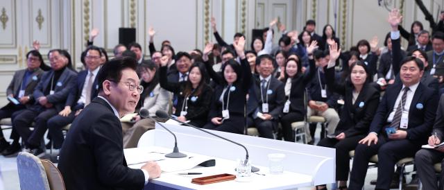 질문받는 이재명 대통령
    서울연합뉴스 김도훈 기자  이재명 대통령이 21일 청와대 영빈관에서 열린 신년기자회견에서 취재진의 질문을 받고 있다 2026121