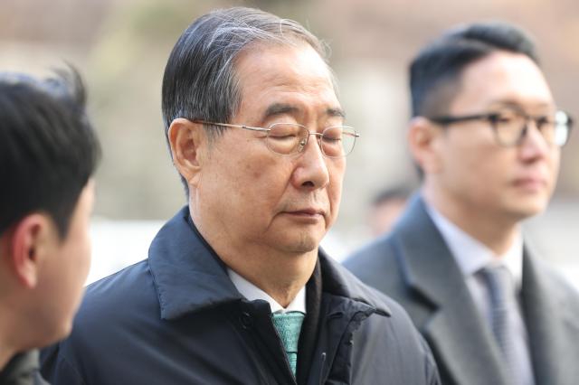 내란 우두머리 방조 혐의를 받는 한덕수 전 국무총리가 21일 서울중앙지법에서 열린 1심 선고 공판에 출석하고 있다 사진연합뉴스