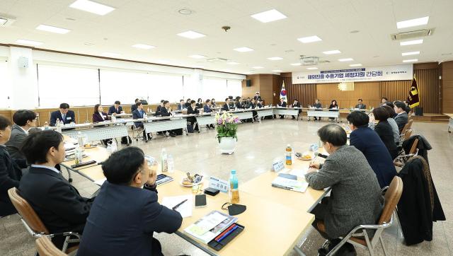 국세청은 21일 김해상공회의소에서 김해 지역 수출 중소기업들과 간담회를 열고 현장의 의견을 청취했다사진국세청