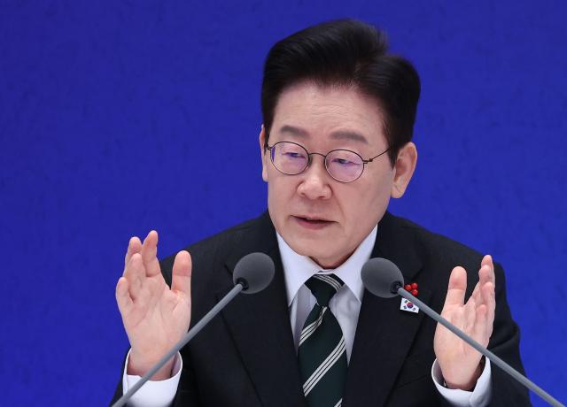 이재명 대통령이 21일 청와대 영빈관에서 열린 신년기자회견에서 취재진 질문에 답하고 있다 사진연합뉴스