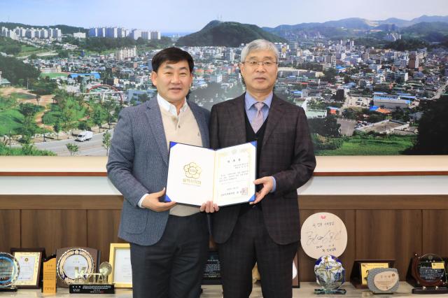 삼척시의회가 김윤경 변호사오른쪽를 신임 법률고문으로 위촉했다 사진삼척시의회