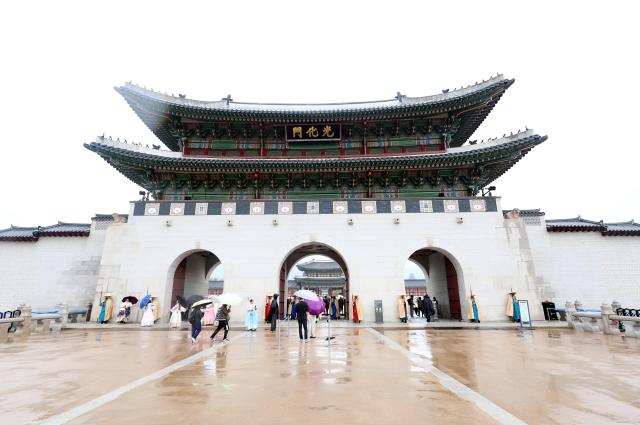 This photo shows Gwanghwamun, main gateway to Gyeongbokgung Palace. (Photo by Aju News)