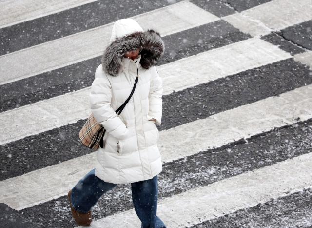 21일 광주 서구에서 두꺼운 복장을 시민이 거리를 걷고 있다 사진연합뉴스