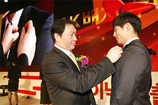 경기도 이천 SK하이닉스 본사에서 2012년 3월 26일 열린 SK하이닉스 출범식에서 최태원 SK그룹 회장왼쪽이 사원 대표에게 SK 배지를 달아주고 있다사진SK그룹