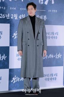 [포토] 포즈 취하는 유지태 (왕과 사는 남자 언론시사회)