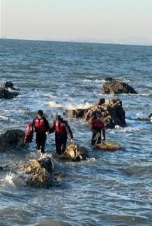 안산소방,  해안서 밀물로 고립된 시민 소방대원 신속 구조