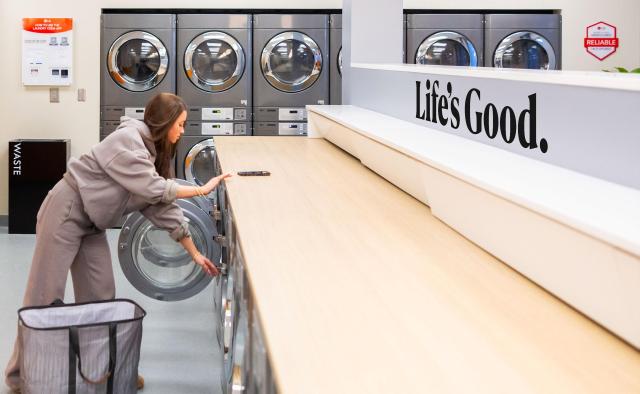 LG전자가 미국 테네시 주립대학교 기숙사에 상업용 세탁 체험 공간 LG 런드리 라운지를 오픈했다 대학생들이 차별화된 핵심 부품 인버터 DD 모터가 탑재된 LG전자의 상업용 세탁기를 이용하고 있다 사진LG전자