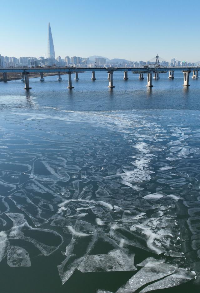 한파가 이어지는 21일 서울 한강 광나루 관공선 선착장 인근 강물이 얼어 있다 사진연합뉴스