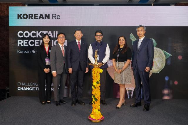 왼쪽부터 코리안리 신입사원 한지한 코리안리 인도지점장 원종규 코리안리 사장 샤일렌드라 사프라 에이온 인도 재보험솔루션 부문 CEO 님피아 바트라 가이카펜터 인도 CEO 유동완 주뭄바이 총영사가 지난 20일 인도 뭄바이 JW 메리어트호텔에서 열린 ‘코리안리 인도 지점 개점식’에서 기념촬영을 하고 있다