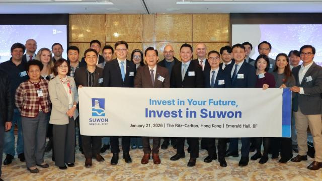 이재준 시장가운데과 투자유치설명회 참석자들이 함께하고 있다 