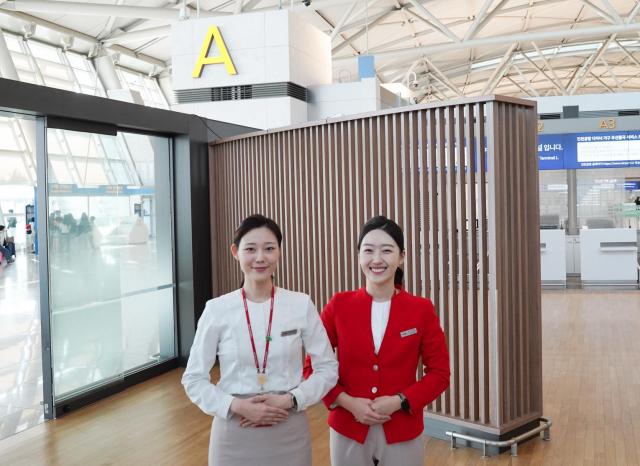 티웨이항공 임직원들이 인천국제공항 제1여객터미널 A카운터를 안내 중이다 사진티웨이항공