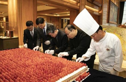 롯데호텔앤리조트, 서울 중구청에 200kg 대형 딸기 케이크 기부