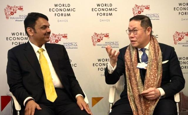 조현상 HS효성 부회장이 다보스 포럼에 참석해 데벤드라 파드나비스 인도 마하라슈트라 주총리를 만나 인도시장 투자 계획에 대해 논의했다 조현상 HS효성 부회장오른쪽 데벤드라 파드나비스 인도 마하라슈트라 주총리왼쪽jpeg