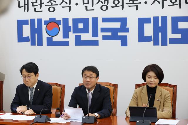 더불어민주당 한병도 원내대표가운데가 22일 서울 여의도 국회에서 열린 정책조정회의에서 발언하고 있다사진연합뉴스