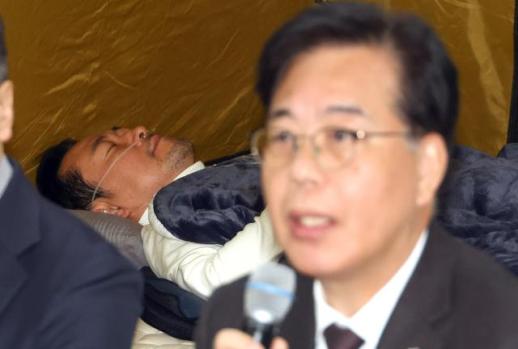 장동혁, 8일 만에 단식 중단...병원 이송