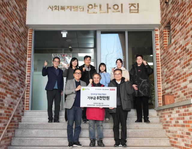 한국토요타자동차 및 토요타파이낸셜코리아 임직원들과 안나의집 김하종 신부 앞줄 가운데 사진토요타