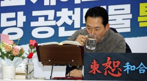 장동혁, 8일 만에 단식 중단...병원 이송