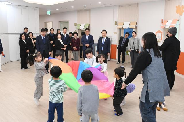 지난해 개소한 부천힐스테이트소사역 다함께돌봄센터에서 아이들이 놀이하고 있다 사진부천시