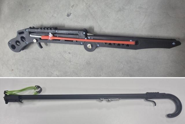 개량형 새총슬링건 사진 위쪽과 개량형 작살총스피어건 사진관세청