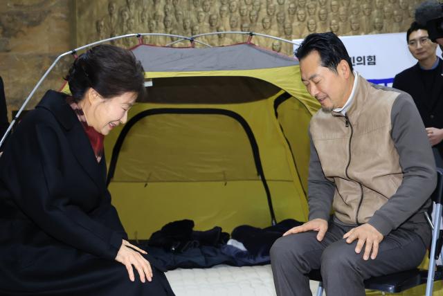 박근혜 전 대통령이 22일 국회 로텐더홀 단식 농성장에서 통일교·공천 헌금 쌍특검 수용을 요구하며 단식 중인 장동혁 국민의힘 대표를 방문해 대화하고 있다 사진연합뉴스