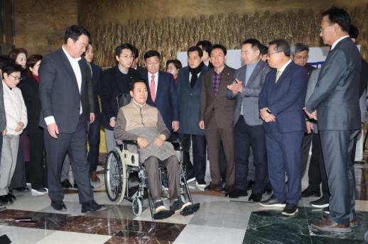 [포토] 장동혁 대표, 단식 8일 만에 건강 악화로 이송