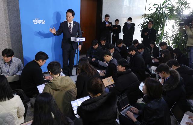  박수현 더불어민주당 수석대변인이 22일 서울 여의도 국회에서 정청래 대표가 기자회견을 통해 밝힌 조국혁신당과의 합당 제안에 대한 배경 설명을 하고 있다 사진연합뉴스