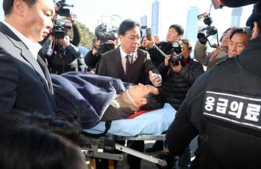 장동혁, 8일 만에 단식 중단...병원 이송