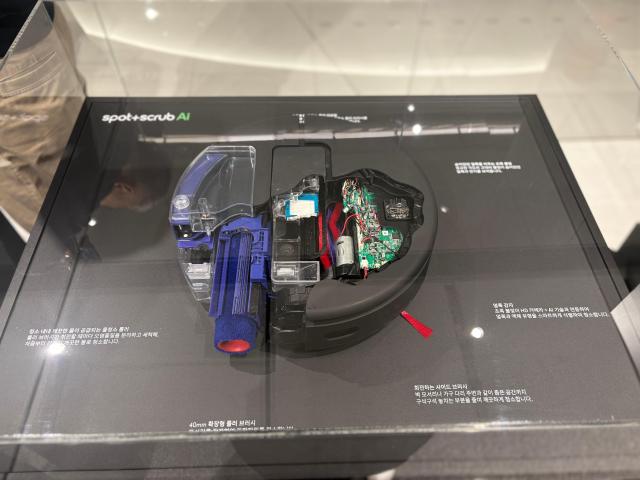 다이슨의 신제품 스팟앤스크럽 AI 로봇 청소기 내부 모습 사진김나윤 기자