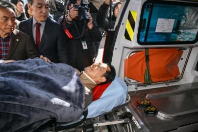 国民力量党党首张东赫因健康恶化中断绝食送医