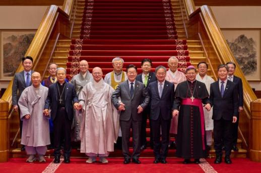 以信仰之名的风险，社会为何总是后知后觉