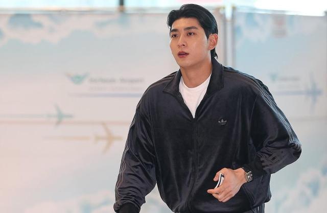 Giants outfielder Lee Jung-hoo briefly held at LAX over paperwork issue