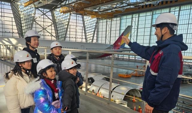 22일 인천국제공항 아시아나항공 정비 격납고에서 Why 항공과학 탐험교실 행사에 참가한 아시아나항공·대한항공 직원 자녀들에게 현직 정비사가 항공기에 대해 설명하고 있다 사진아시아나항공