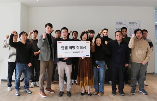 앞줄 왼쪽 두 번째부터이영일 한샘서비스1 대표이사 조원기 한샘서비스 대표이사 김재림 마케팅본부 상무 고지운 마케팅본부 이사가 바스 시공 협력사 임직원들과 함께 기념 촬영을 하고 있다 사진한샘
