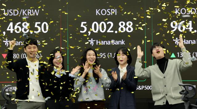 韩国股市迈入"5000点时代" KOSPI盘中刷新历史纪录