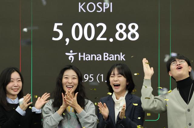 22일 오전 서울 중구 하나은행 딜링룸에서 딜러들이 코스피가 장중 5000을 넘어서자 기뻐하고 있다 사진연합뉴스