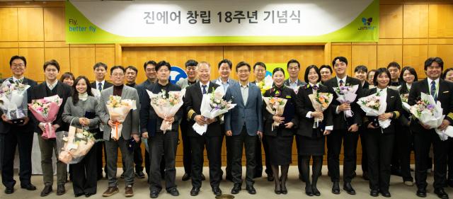 22일 열린 진에어 18주년 창립기념식에서 임직원들이 기념 촬영을 하고 있다사진진에어