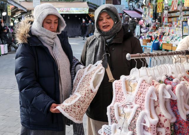 Foreign tourists browse gimjang vests at Namdaemun Market in Jung-gu Seoul Jan 22 2026 AJP Yoo Na-hyun