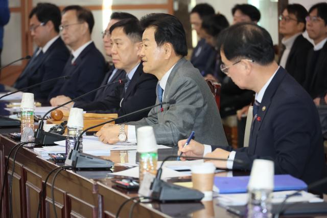 정동영 통일부 장관이 22일 서울 종로구 정부서울청사에서 열린 제340차 남북교류협력추진협의회를 주재하고 있다 사진연합뉴스