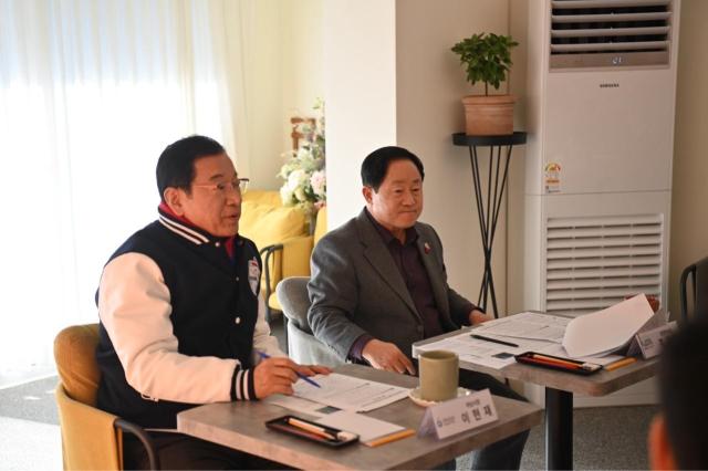 22일 개최된 「하남시-남양주시 상생협력 기반 한강 수변 친환경 연계 발전 방안 공동 연구 용역 보고회」에서 이현재 하남시장과 주광덕 남양주시장이  연구 용역 보고를 경청하고 있다 사진하남시